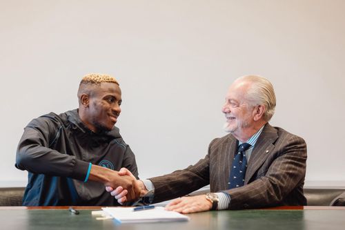 Victor Osimhen a bătut palma cu președintele Aurelio De Laurentiis // X Napoli