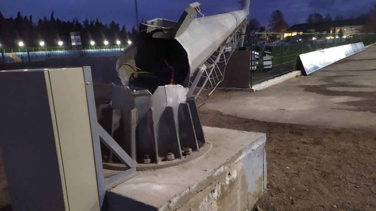 Clipe de groază: unul dintre stâlpii nocturnei s-a prăbușit chiar în timpul meciului!