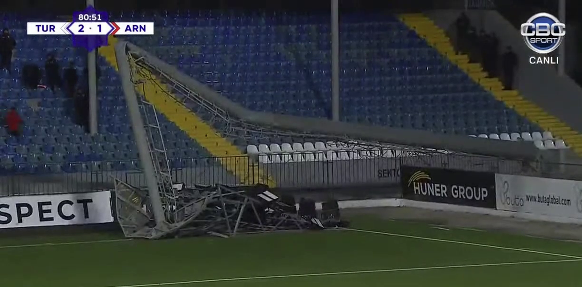 Nocturna s-a prăbușit cu jucătorii pe teren în Azerbaidjan