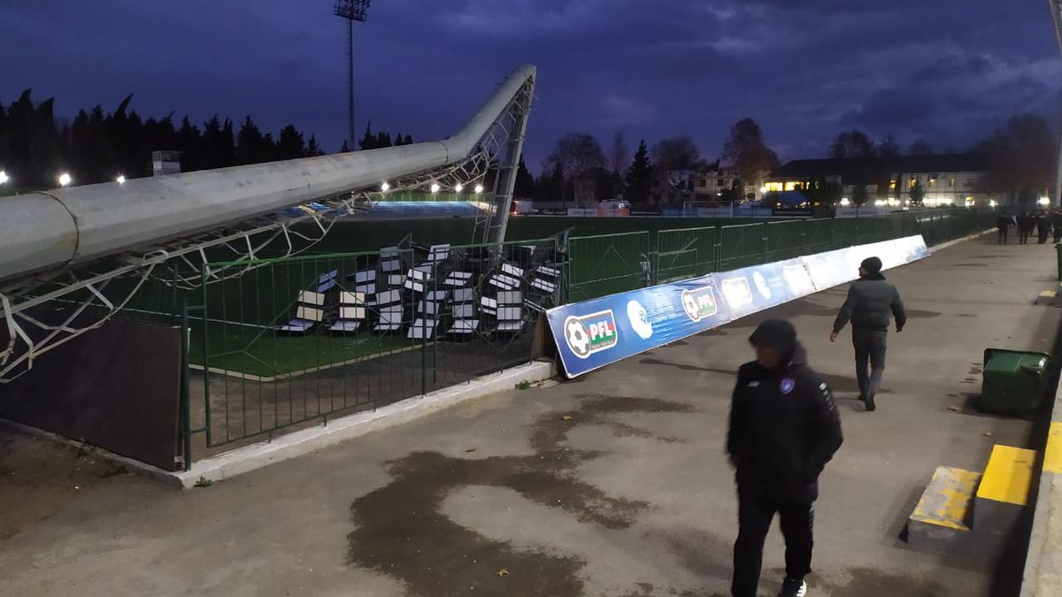 Clipe de groază: unul dintre stâlpii nocturnei s-a prăbușit chiar în timpul meciului!