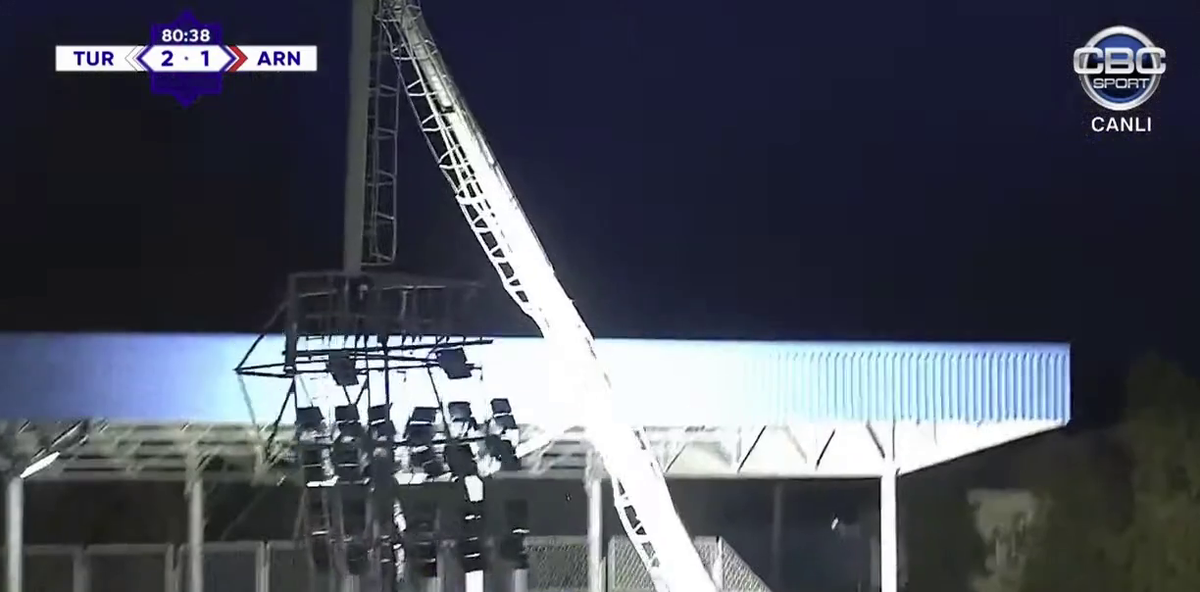 Nocturna s-a prăbușit cu jucătorii pe teren în Azerbaidjan