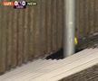 Momente penibile înaintea și în timpul meciului, pe cel mai urât stadion din istoria Premier League! Mingea s-a pierdut într-o gaură imensă