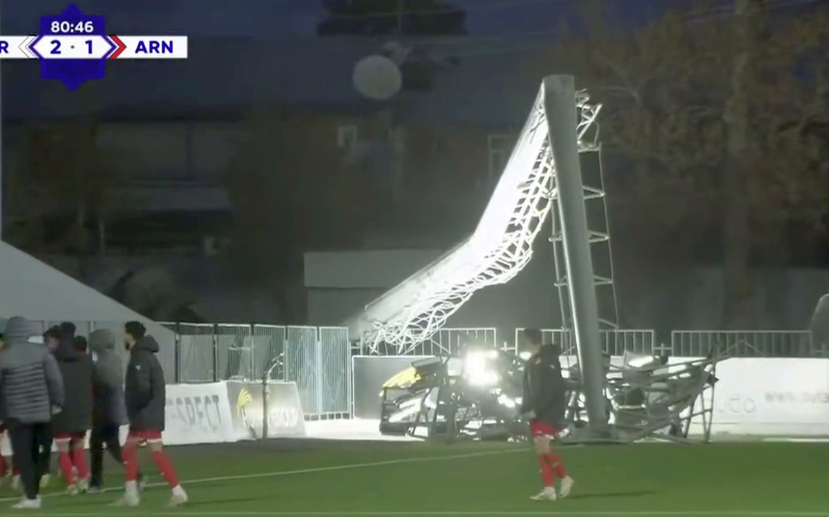 Clipe de groază: unul dintre stâlpii nocturnei s-a prăbușit chiar în timpul meciului!