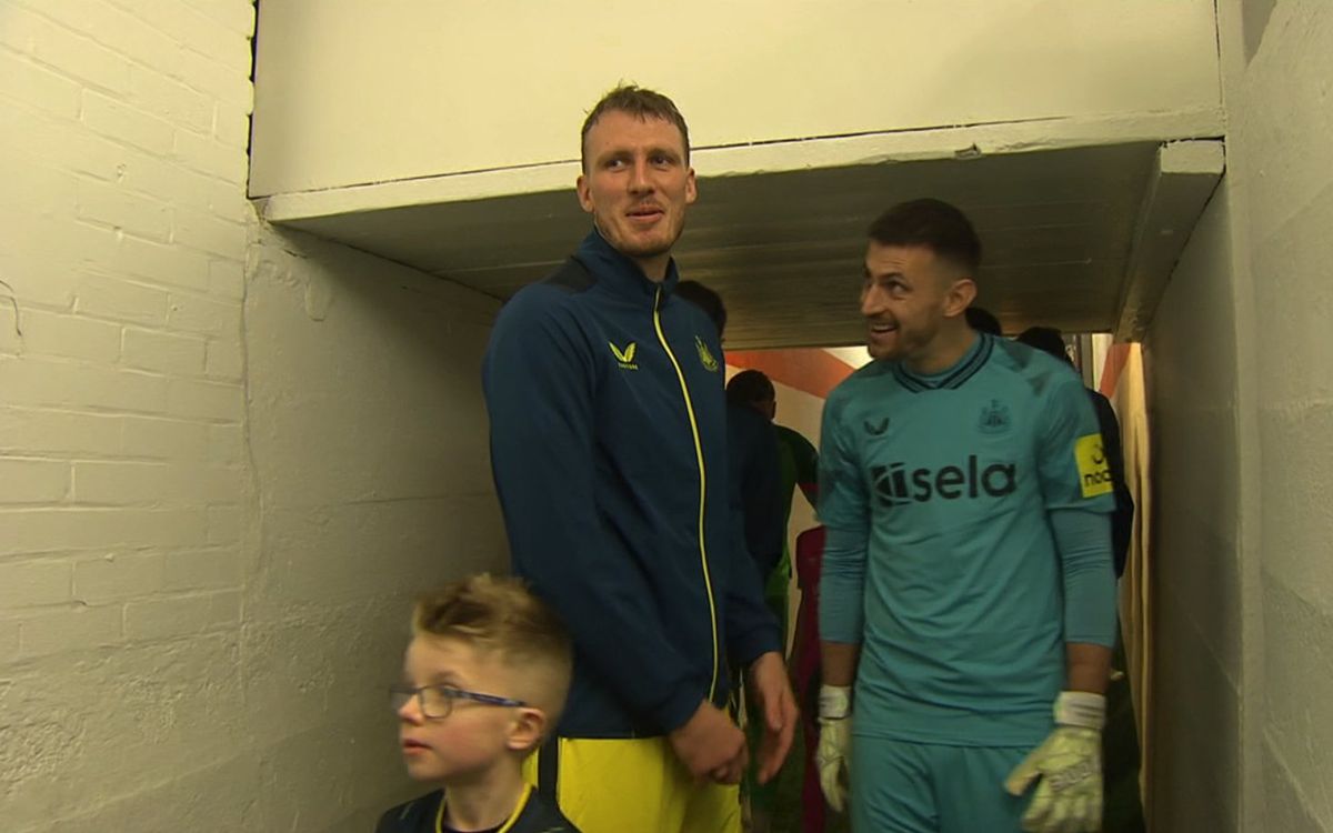 Momente penibile înaintea și în timpul meciului, pe cel mai urât stadion din istoria Premier League! Mingea s-a pierdut într-o gaură imensă