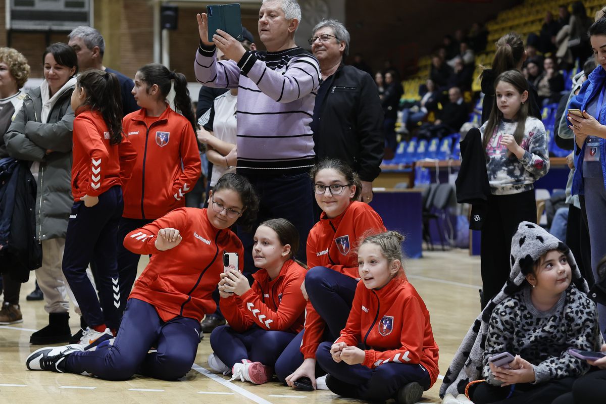 Tricou special cu Cristina Neagu, la evenimentul de retragere de la Râmnicu Vâlcea! Cât a costat » Imaginile surprinse de reporterii GSP