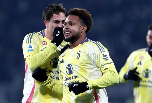 Weston McKennie de la  Juventus sărbătorește alături de coechipierul Kenan Yildiz, foto: Guliver/gettyimages