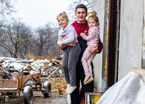 Imaginile zilei vin de la Cluj! Jucătorii lui CFR, gest superb: nu au ținut cont de noroiul care „inunda” gospodăriile