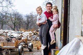 Imaginile zilei vin de la Cluj! Jucătorii lui CFR, gest superb: nu au ținut cont de noroiul care „inunda” gospodăriile