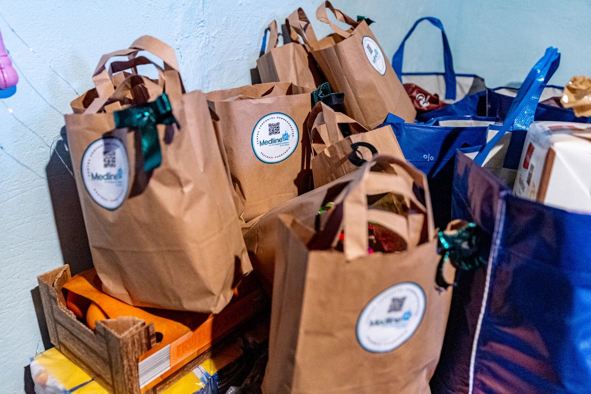 Imaginile zilei vin de la Cluj! Jucătorii lui CFR, gest superb: nu au ținut cont de noroiul care „inunda” gospodăriile