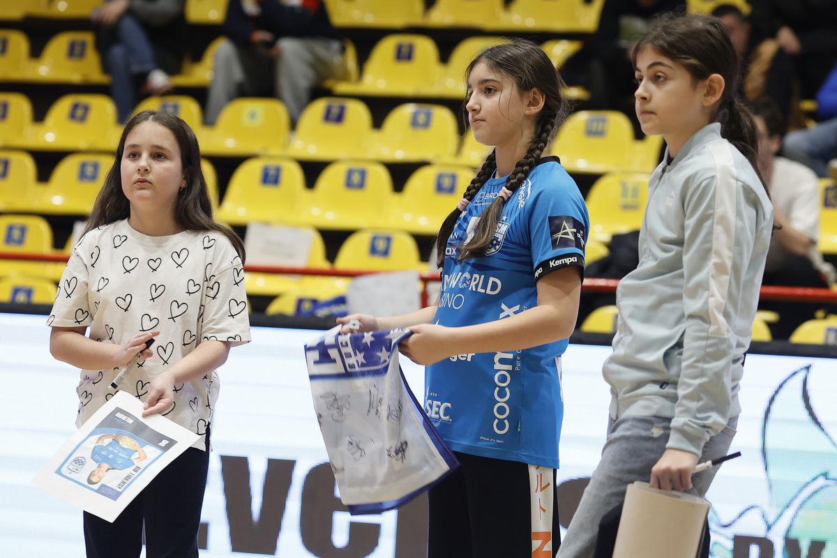 Tricou special cu Cristina Neagu, la evenimentul de retragere de la Râmnicu Vâlcea! Cât a costat » Imaginile surprinse de reporterii GSP