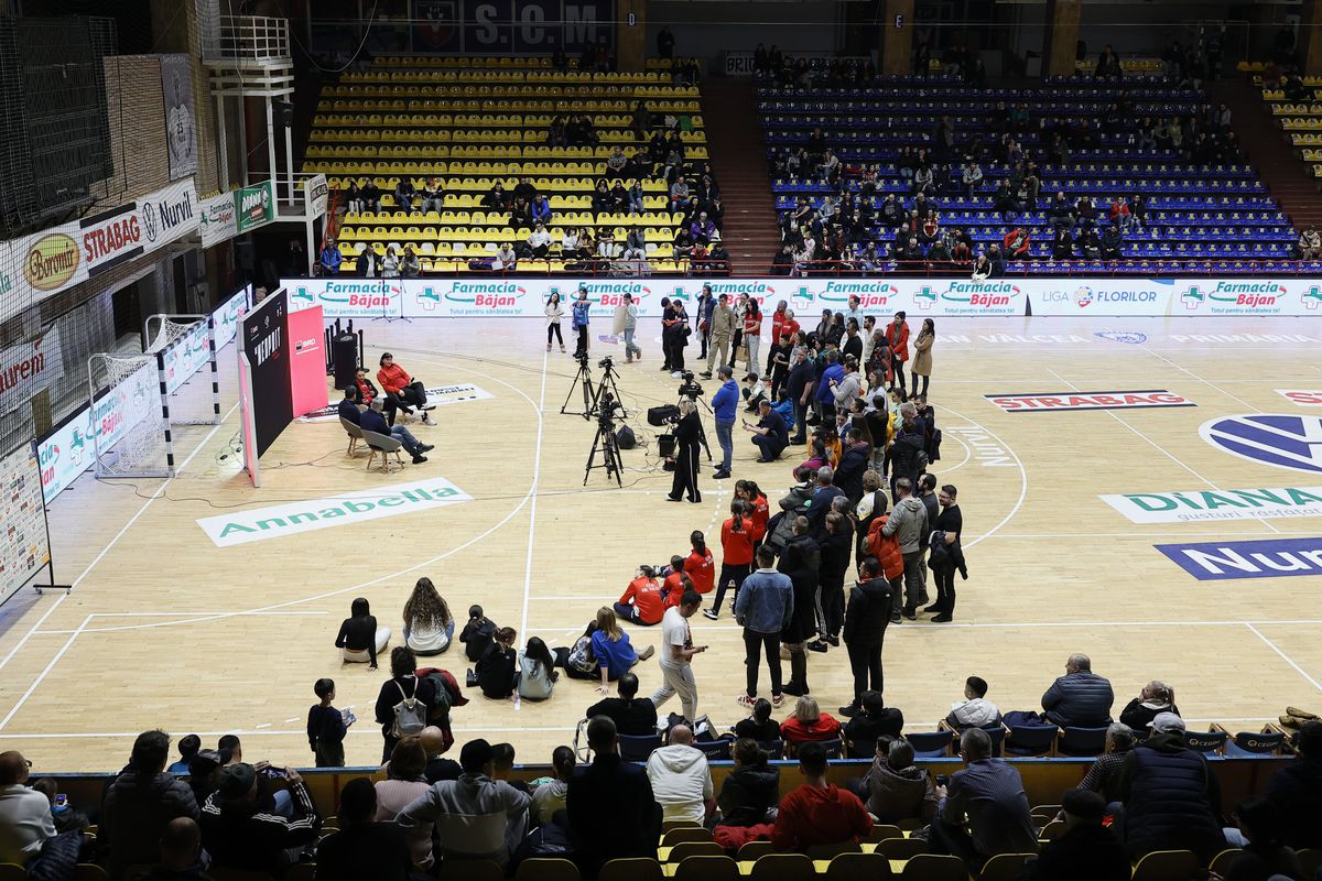 Tricou special cu Cristina Neagu, la evenimentul de retragere de la Râmnicu Vâlcea! Cât a costat » Imaginile surprinse de reporterii GSP