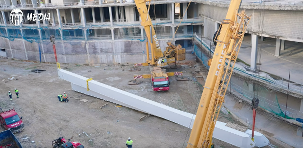 La 19 ani de la startul proiectului, au început să monteze acoperișul stadionului! Imagini de pe un șantier plin de controverse