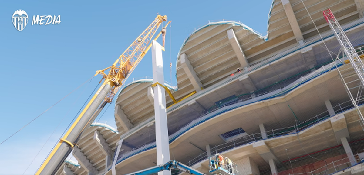 La 19 ani de la startul proiectului, au început să monteze acoperișul stadionului! Imagini de pe un șantier plin de controverse