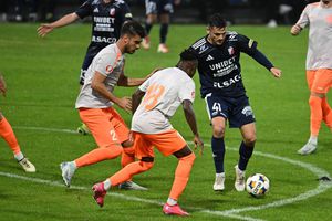 Trei jucători au fost reziliați de un club din Superliga » Unul dintre ei, suspendat în trecut pentru pariuri sportive