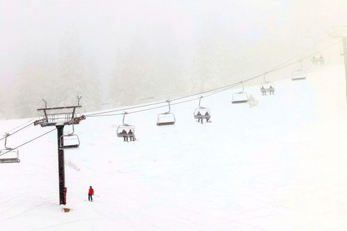 Accident cumplit la schi: fotbalistul de 34 de ani a căzut din telescaun și și-a pierdut viața. Soția lui a fost rănită