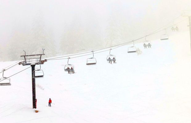 Accident cumplit la schi: fotbalistul de 34 de ani a căzut din telescaun și și-a pierdut viața. Soția lui a fost rănită