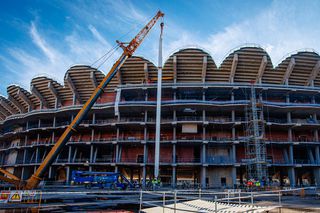 La 19 ani de la startul proiectului, au început să monteze acoperișul stadionului! Imagini de pe un șantier plin de controverse