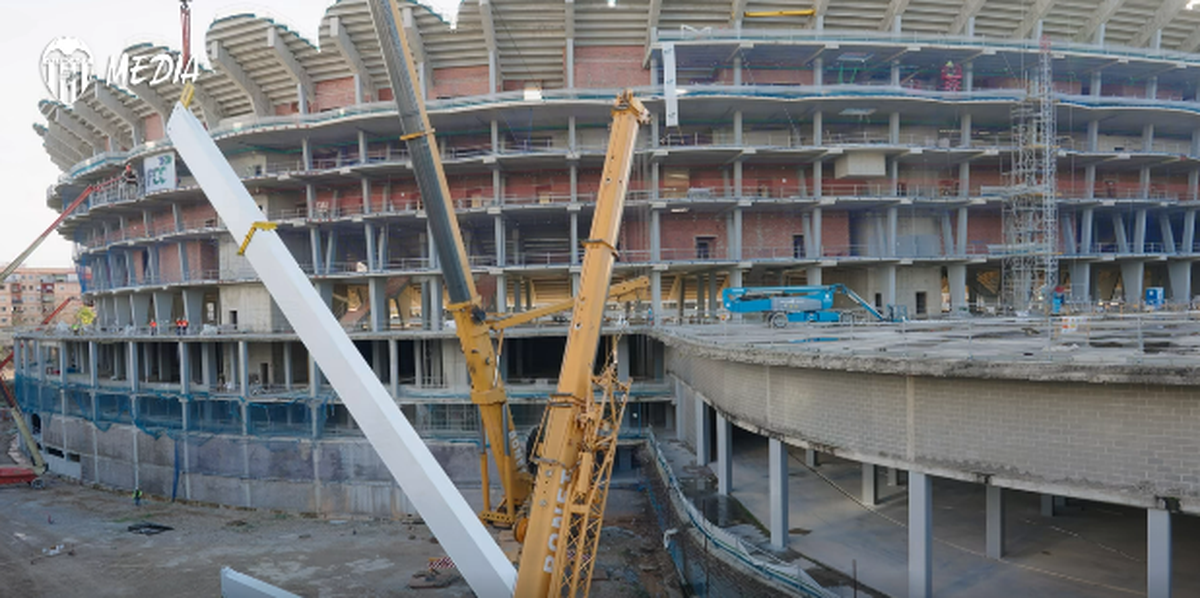 La 19 ani de la startul proiectului, au început să monteze acoperișul stadionului! Imagini de pe un șantier plin de controverse