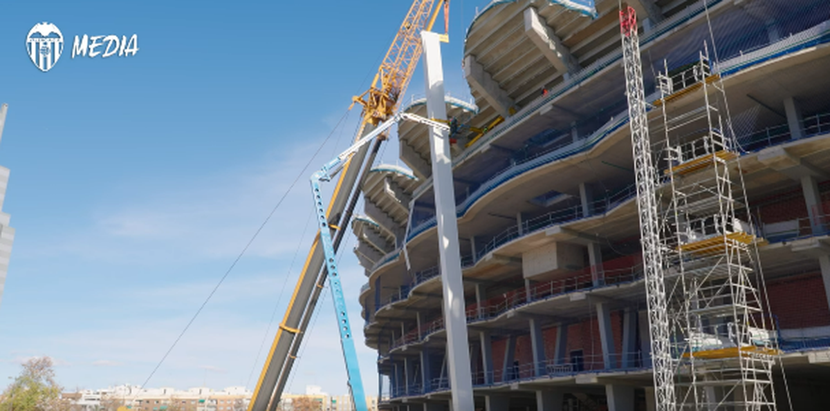 La 19 ani de la startul proiectului, au început să monteze acoperișul stadionului! Imagini de pe un șantier plin de controverse