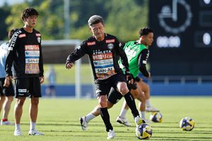 Cel mai longeviv fotbalist profesionist din lume semnează la 58 de ani