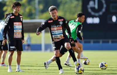 Cel mai longeviv fotbalist profesionist al lumii semnează cu noua echipă » Joacă de pe vremea când Steaua cucerea Cupa Campionilor