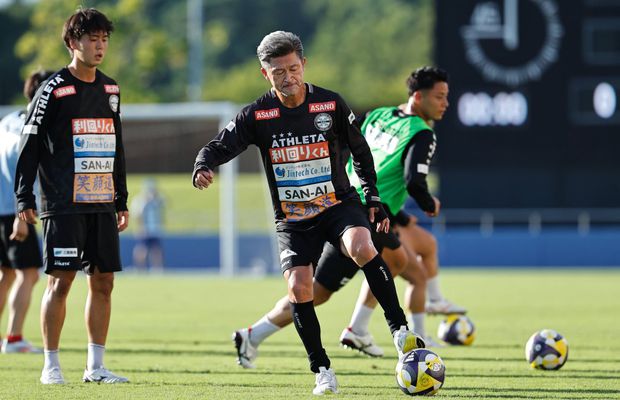 Cel mai longeviv fotbalist profesionist al lumii semnează cu noua echipă » Joacă de pe vremea când Steaua cucerea Cupa Campionilor