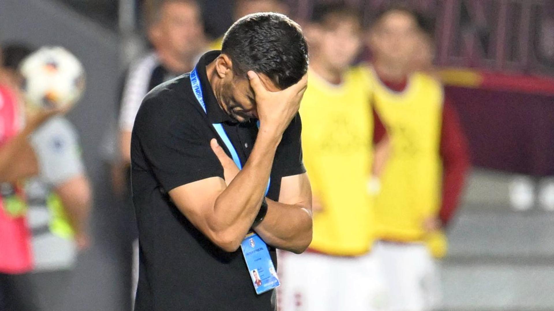 Cristi Săpunaru și Costel Gâlcă discutând tensionat pe marginea terenului de antrenament al echipei Rapid București. | sursa foto: Gazeta Sporturilor Cristi Săpunaru și Costel Gâlcă discutând tensionat pe marginea terenului de antrenament al echipei Rapid București. | sursa foto: Gazeta Sporturilor