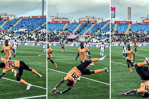 Aproape de o tragedie la Cupa Africii! A vrut să sărbătorească golul din prelungiri și a riscat să își rupă coloana