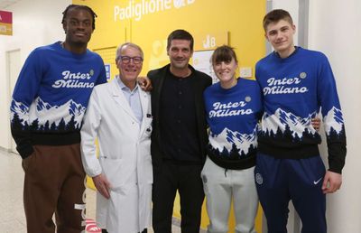 Gestul de suflet făcut de Cristi Chivu » Vizită de Crăciun a lui Inter la copiii dintr-un spital din Milano