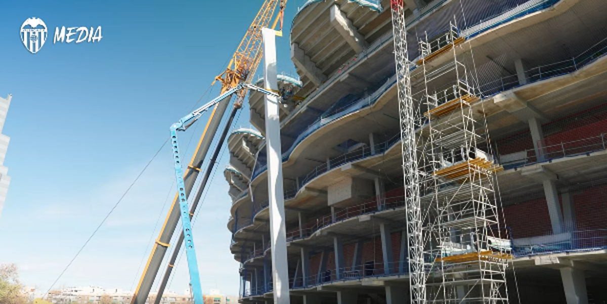 La 19 ani de la startul proiectului, au început să monteze acoperișul stadionului! Imagini de pe un șantier plin de controverse