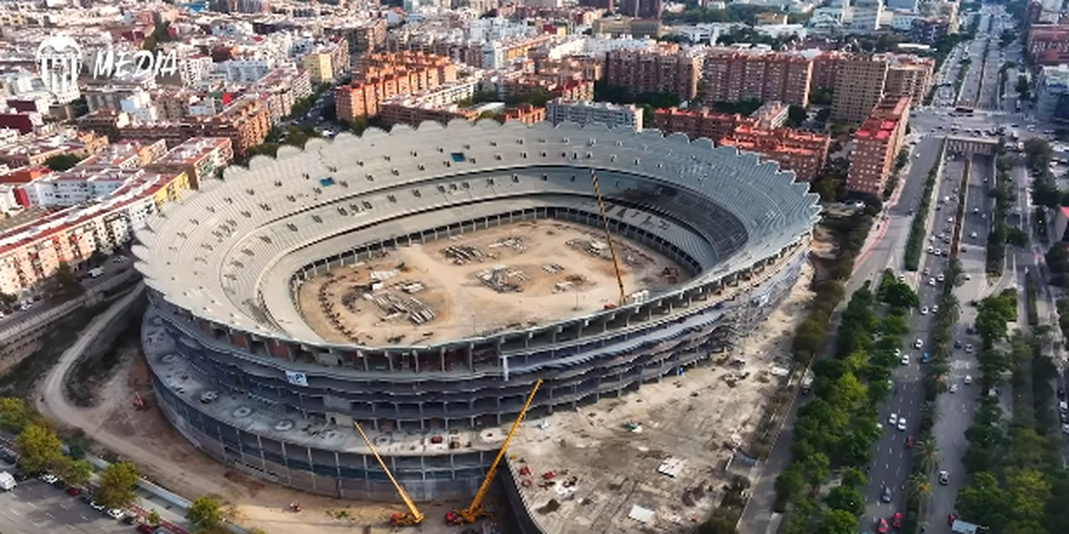 La 19 ani de la startul proiectului, au început să monteze acoperișul stadionului! Imagini de pe un șantier plin de controverse