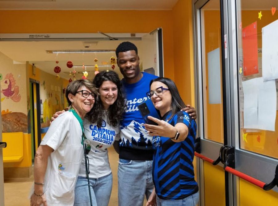 Gestul de suflet făcut de Cristi Chivu » Vizită de Crăciun a lui Inter la copiii dintr-un spital din Milano