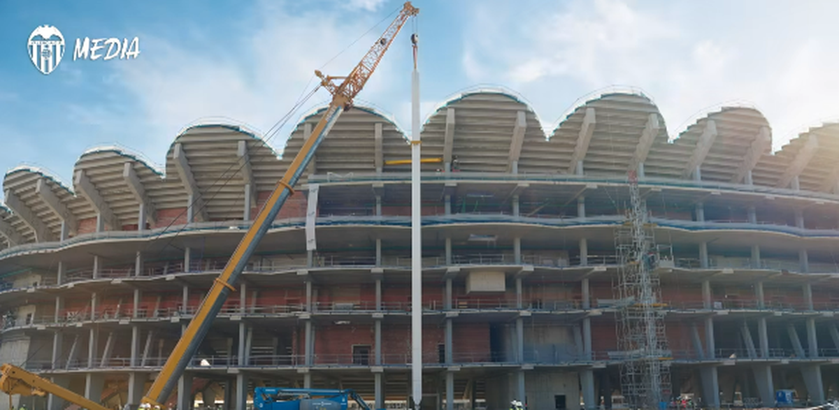 La 19 ani de la startul proiectului, au început să monteze acoperișul stadionului! Imagini de pe un șantier plin de controverse