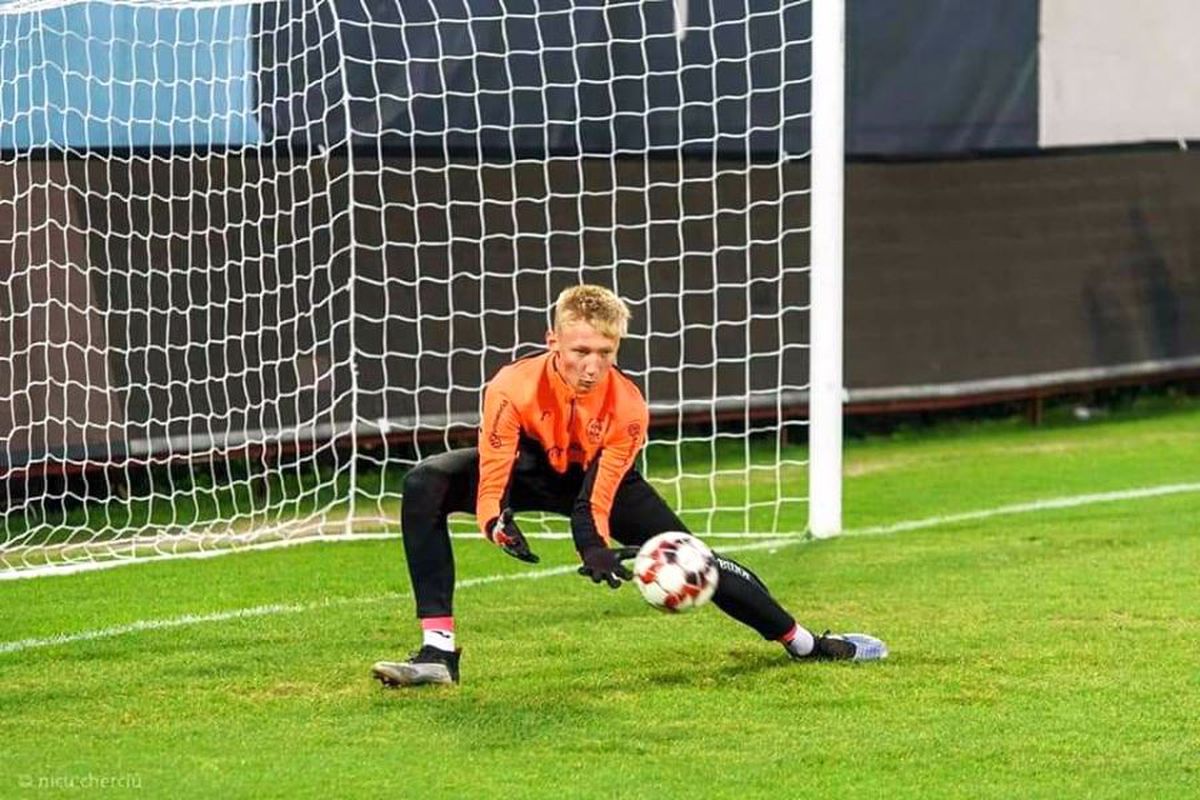 CFR CLUJ // Otto Hindrich, liceanul din poartă » Primește temele pe WhatsApp și le face seara, în cantonament