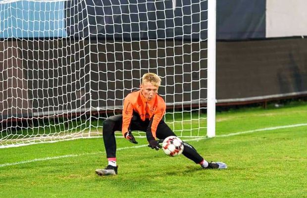 CFR CLUJ // Otto Hindrich, liceanul din poartă » Primește temele pe WhatsApp și le face seara, în cantonament