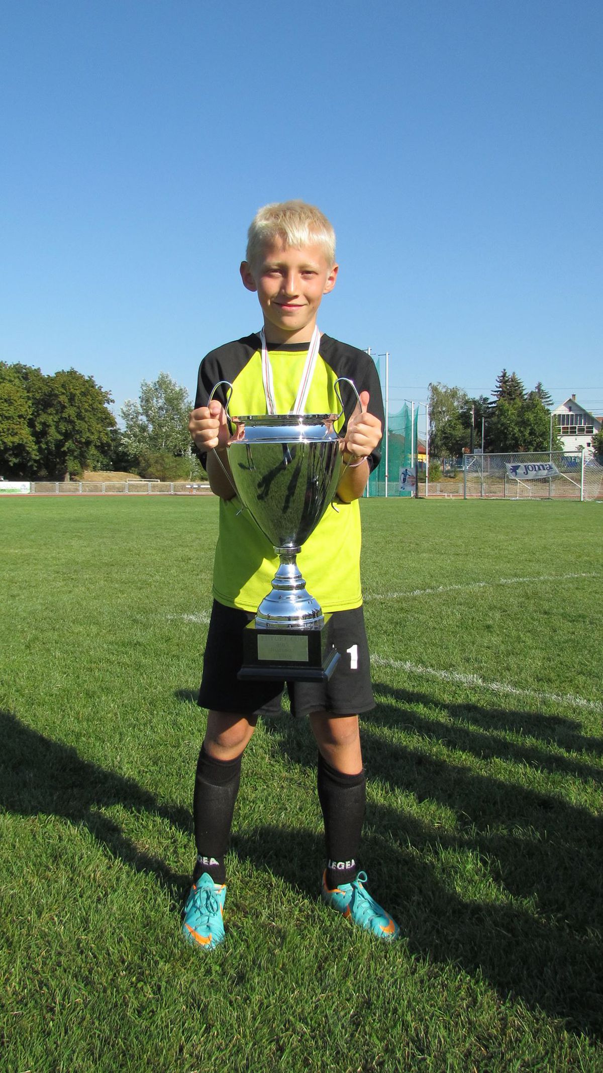 CFR CLUJ // Otto Hindrich, liceanul din poartă » Primește temele pe WhatsApp și le face seara, în cantonament