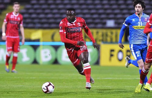 Nigerianul Simon Zenke (32 de ani), fost mijlocaș la Dinamo, și-a găsit echipă după un an și jumătate de pauză. S-a înțeles cu Menemenspor, divizionară secundă din Turcia.