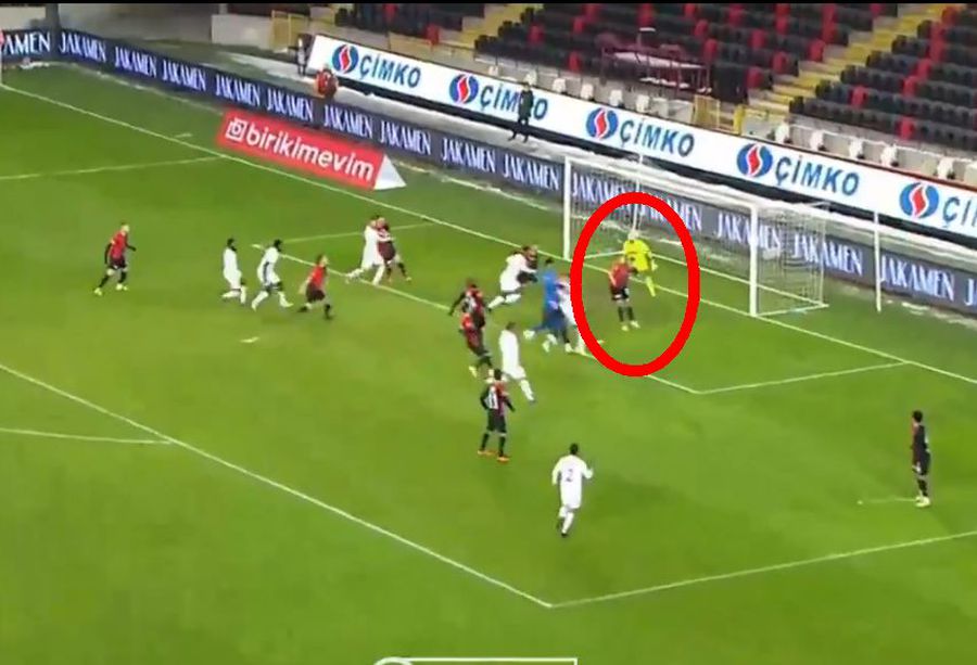 Momentul în care Junior Morais trimite mingea în propria poartă Momentul în care Junior Morais trimite mingea în propria poartă