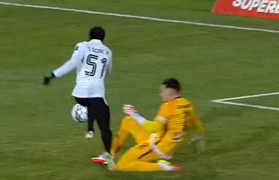 Fază controversată în Farul - FCU Craiova » Penalty pentru olteni, refuzat chiar de arbitrul pe care l-au recuzat!