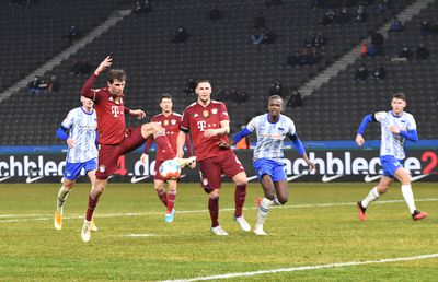 Un fan Hertha a vrut să-și ajute echipa în meciul cu Bayern Munchen, dar mai rău a încurcat-o!
