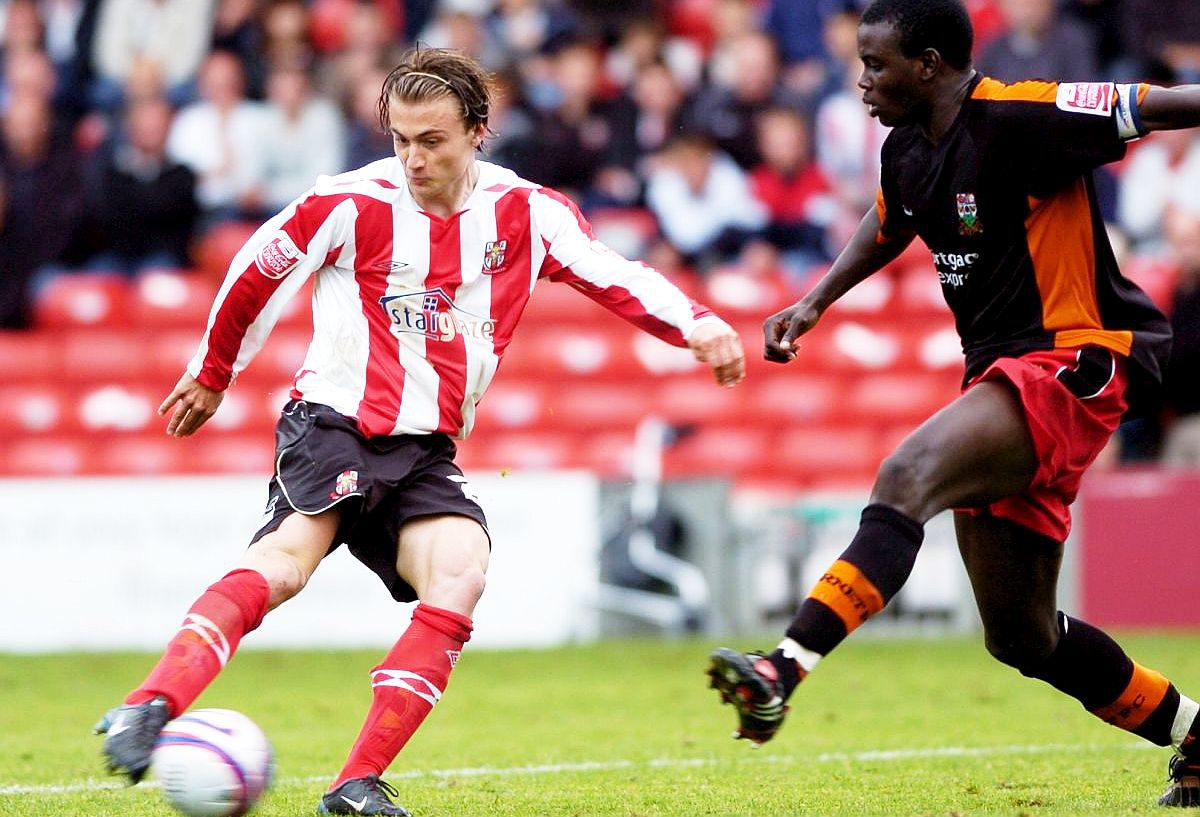 A mers să joace în Anglia înainte să revină în Liga 1, dar a ajuns zugrav: „Făceam 60 de lire pe zi, cât să supraviețuiesc. Apoi am semnat pe 400 de lire”