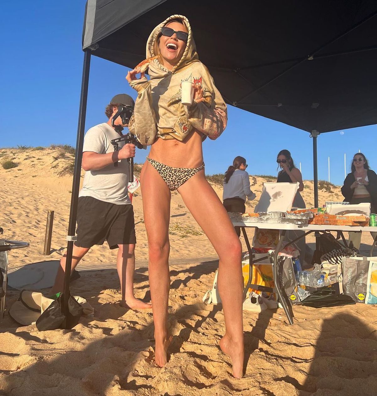 Peter Crouch s-a trezit în pat cu o blondă! Nu era soția lui! Momentul a fost surprins de camerele TV