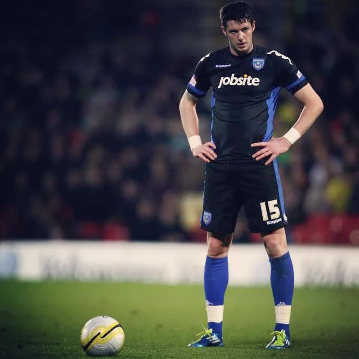 Fostul fundaș din Premier League s-a răzbunat pe fosta iubită, CEO la Mercedes » I-a aruncat lucrurile pe geam, după ce l-a înșelat: „O nenorocită”