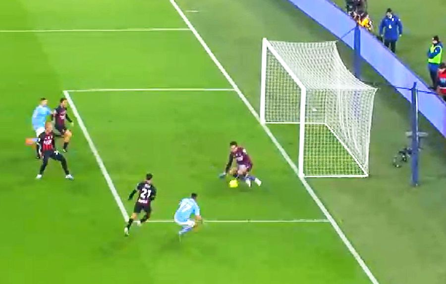 Momentul în care mingea trece pe sub Tătărușanu / FOTO: Captură TV @Digi Sport 1 Ciprian Tătărușanu, integralist în umilința suferită de AC Milan » Campioana nu mai pățise asta de 19 ani