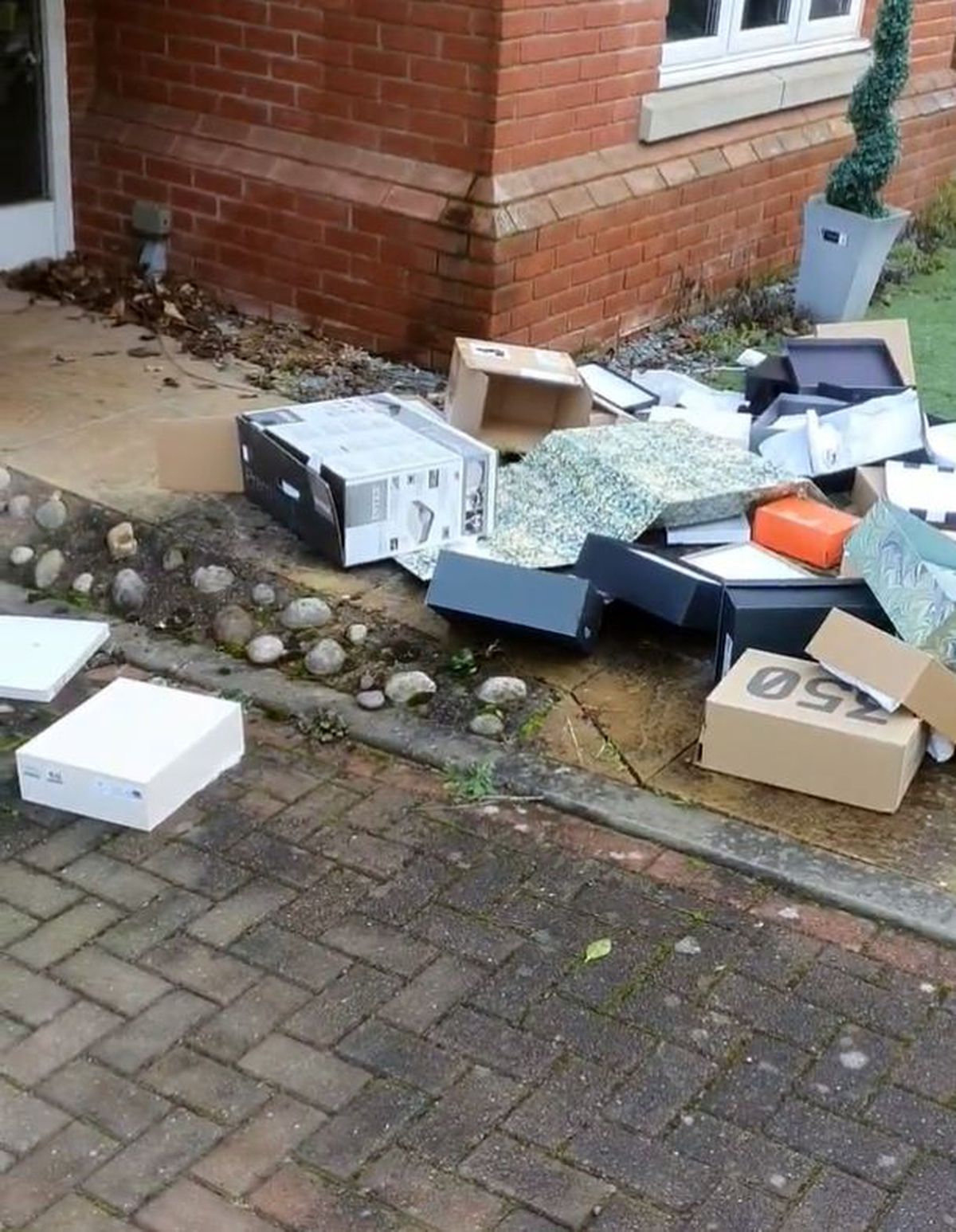 Fostul fundaș din Premier League s-a răzbunat pe fosta iubită, CEO la Mercedes » I-a aruncat lucrurile pe geam, după ce l-a înșelat: „O nenorocită”