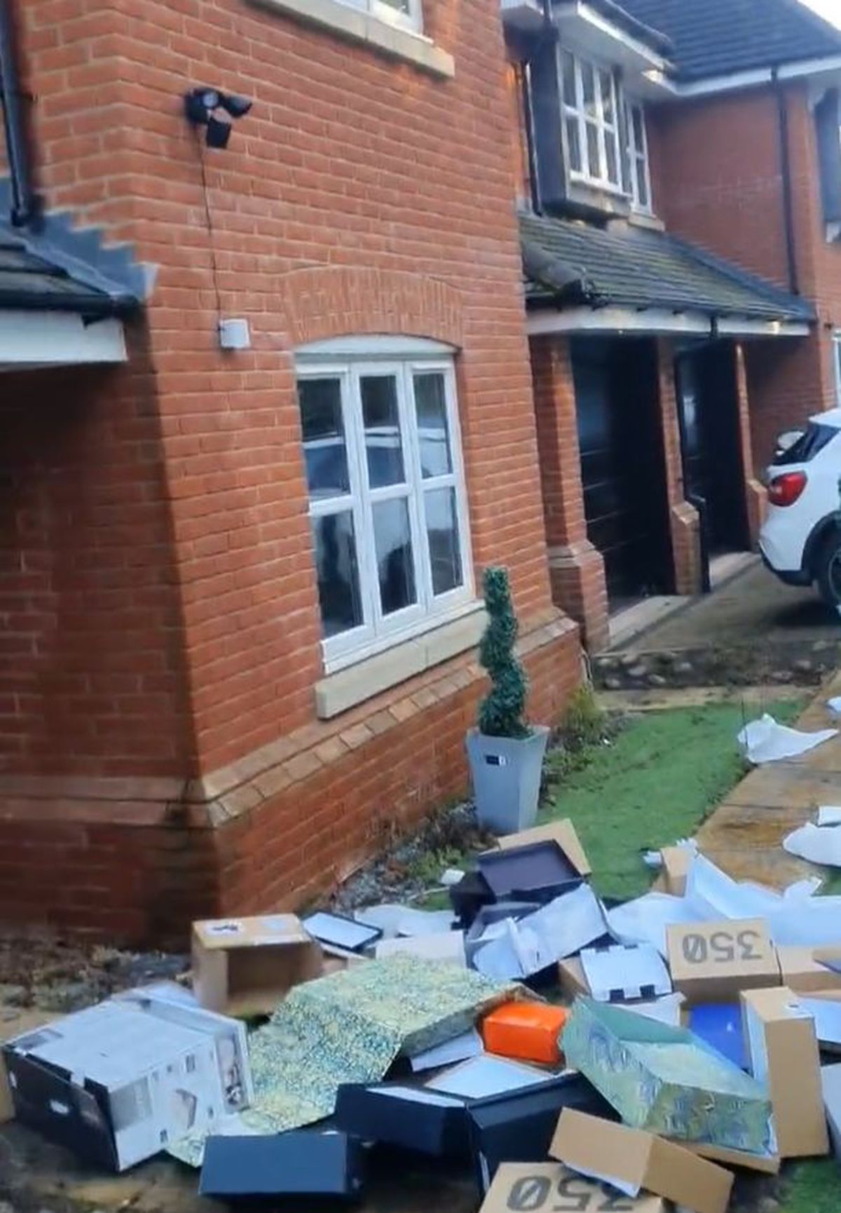 Fostul fundaș din Premier League s-a răzbunat pe fosta iubită, CEO la Mercedes » I-a aruncat lucrurile pe geam, după ce l-a înșelat: „O nenorocită”