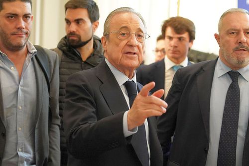 Florentino Perez, în centru, este președintele lui Real Madrid