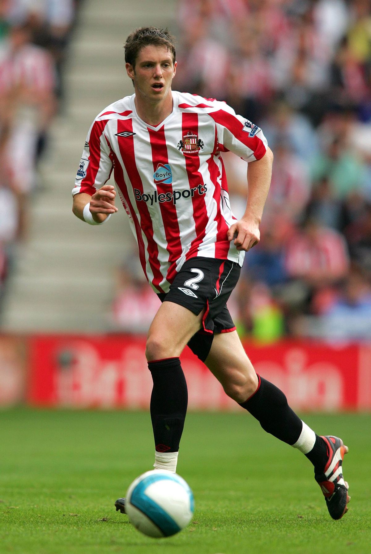 Fostul fundaș din Premier League s-a răzbunat pe fosta iubită, CEO la Mercedes » I-a aruncat lucrurile pe geam, după ce l-a înșelat: „O nenorocită”