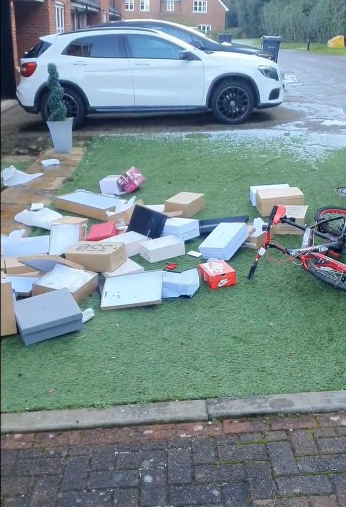 Fostul fundaș din Premier League s-a răzbunat pe fosta iubită, CEO la Mercedes » I-a aruncat lucrurile pe geam, după ce l-a înșelat: „O nenorocită”