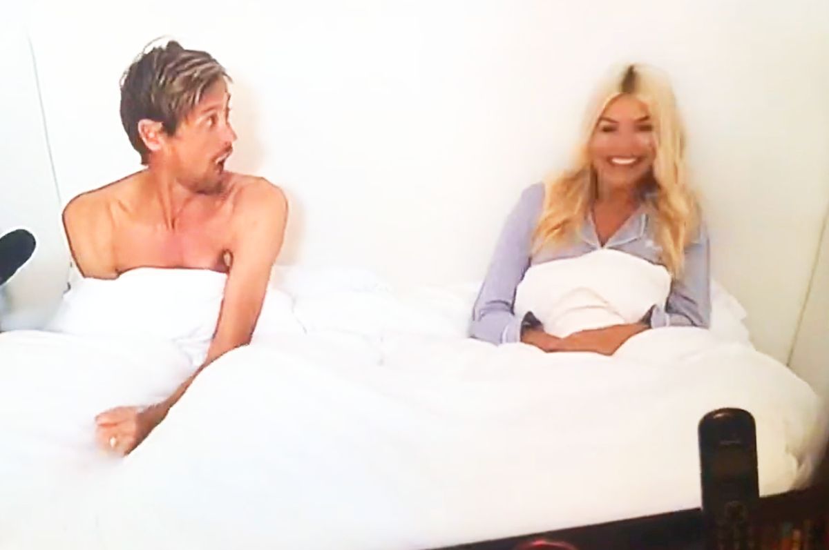 Peter Crouch s-a trezit în pat cu o blondă! Nu era soția lui! Momentul a fost surprins de camerele TV